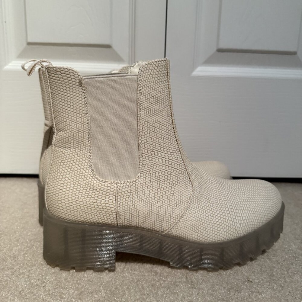 Dirty Laundry Margo 1 Chelsea Boots Women's Size 8.5 Cream Color EUC